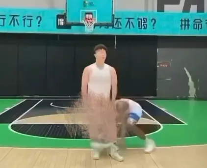 《牛教练的裤子》爆笑短视频合集-黑哥不讲武德偷袭扯裤子-牛教练球场追逐战完整版在线看