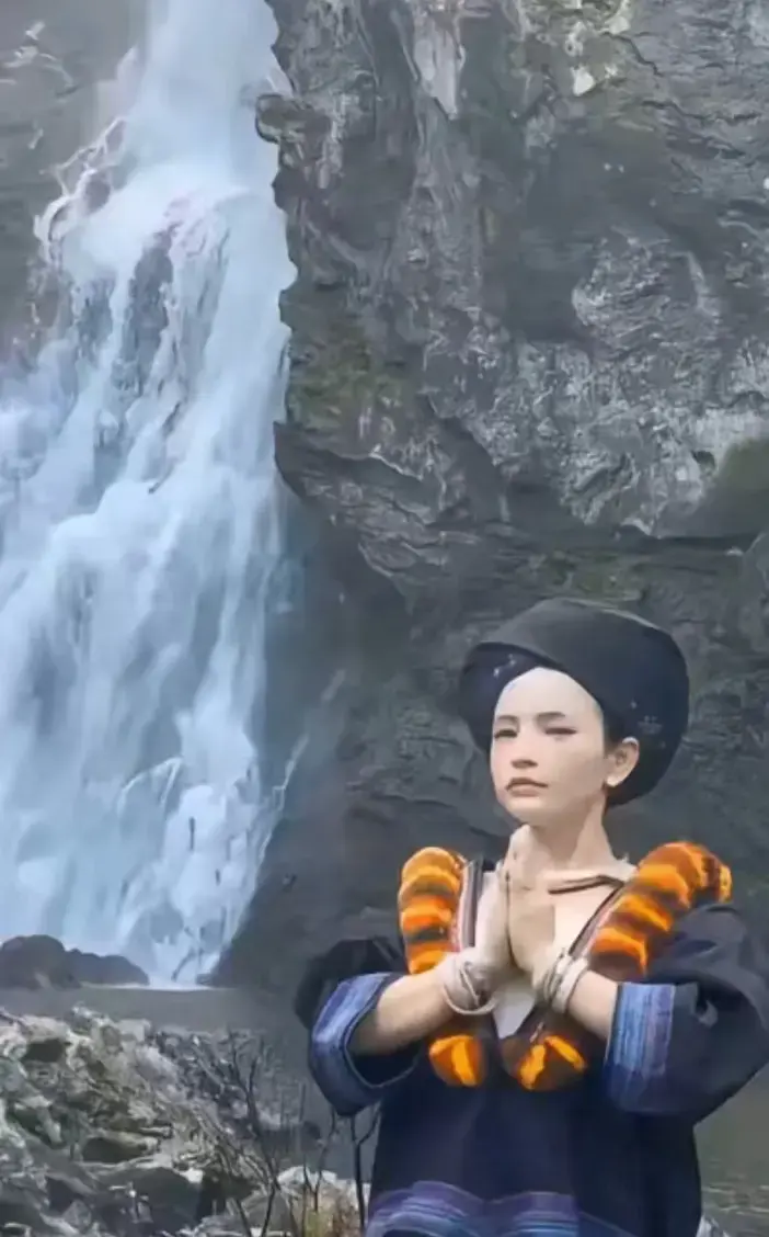 《高山流水遇瀑布》原视频高清播放-彝族姑娘山泉下躬身行礼视频来源-苗家少女感悟山间意境《高山流水遇瀑布》免费观看