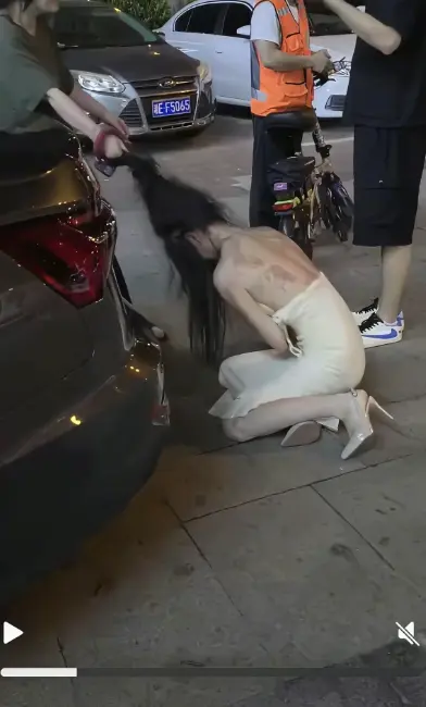《白裙女子被抓头发跳河》全记录完整版后续在线看-白裙女子跳河事件1-10分钟全过程高清播放-《白裙女子被抓头发跳河》无删减免费