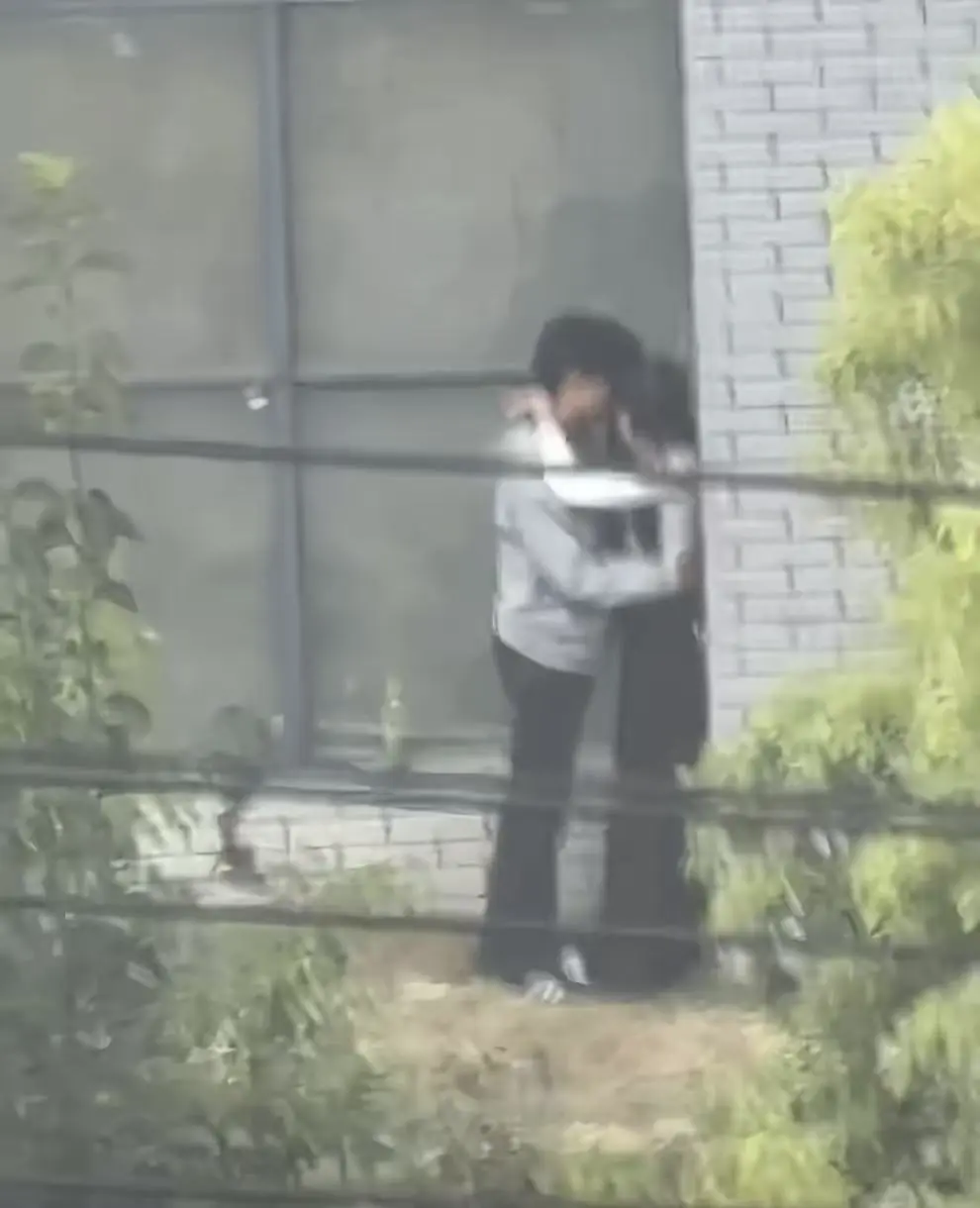 《蚌埠职教园情侣野外视频》完整版免费鉴赏-资源下载-事件全过程完整呈现-蚌埠职教园情侣野外视频