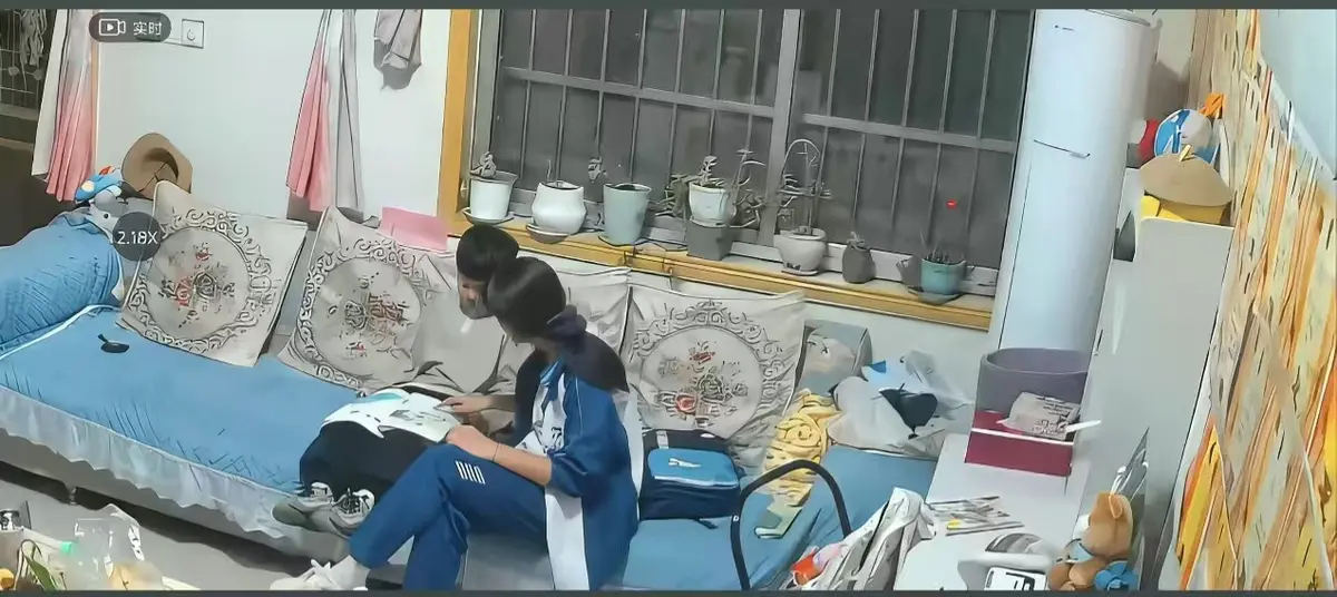 《来自姐姐的爱》无删减完整版在线播放-姐姐管教弟弟名场面全集-监控下辅导作业暖心日常-来自姐姐的爱高清正片免费观看