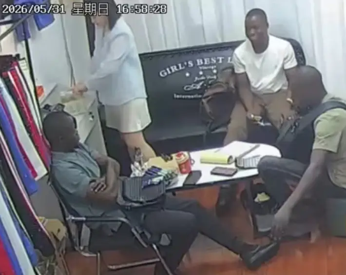 《三个黑人买衣服》相关资源图片